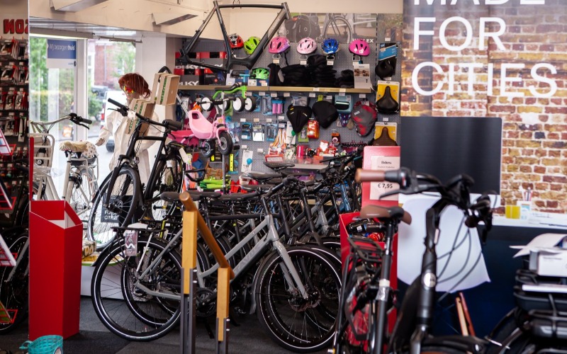 <p>In de fietsenwinkel Fietsshop Haren vindt u de beste nieuwe fietsen. U heeft hier de mogelijkheid om stadsfietsen, kinderfietsen en elektrische fietsen en nog veel meer nieuwe fietsen te kopen. Heeft u liever geen nieuwe fiets? Bekijk dan onze&nbsp;tweedehands fietsen.</p>
